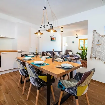 Apartment Luci - 40 M From Sea * Novigrad (Dalmatia)