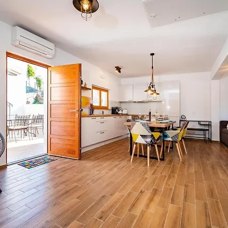 Apartment Luci - 40 M From Sea Apartmán